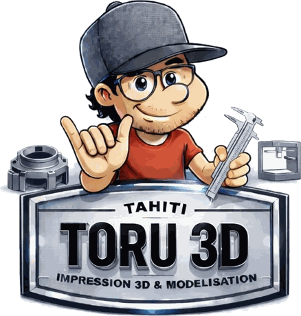 La mascotte Toru 3D : un maker à casquette qui fait le shaka, pied à coulisse en main, au-dessus du badge Tahiti Toru 3D